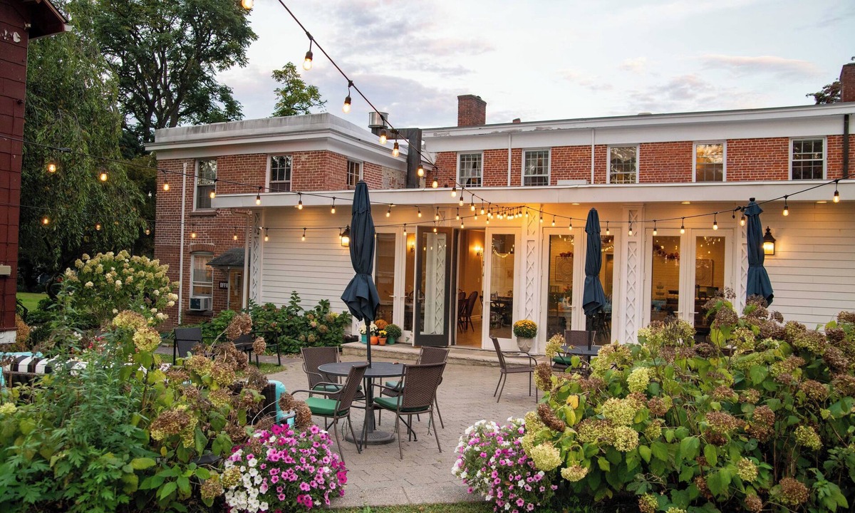 Cornwall Bed & Breakfast | Cromwell Manor Inn