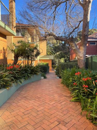 Cronulla Apartment | Cronulla courtyard unit, 10 mins walk to Beach & Bay