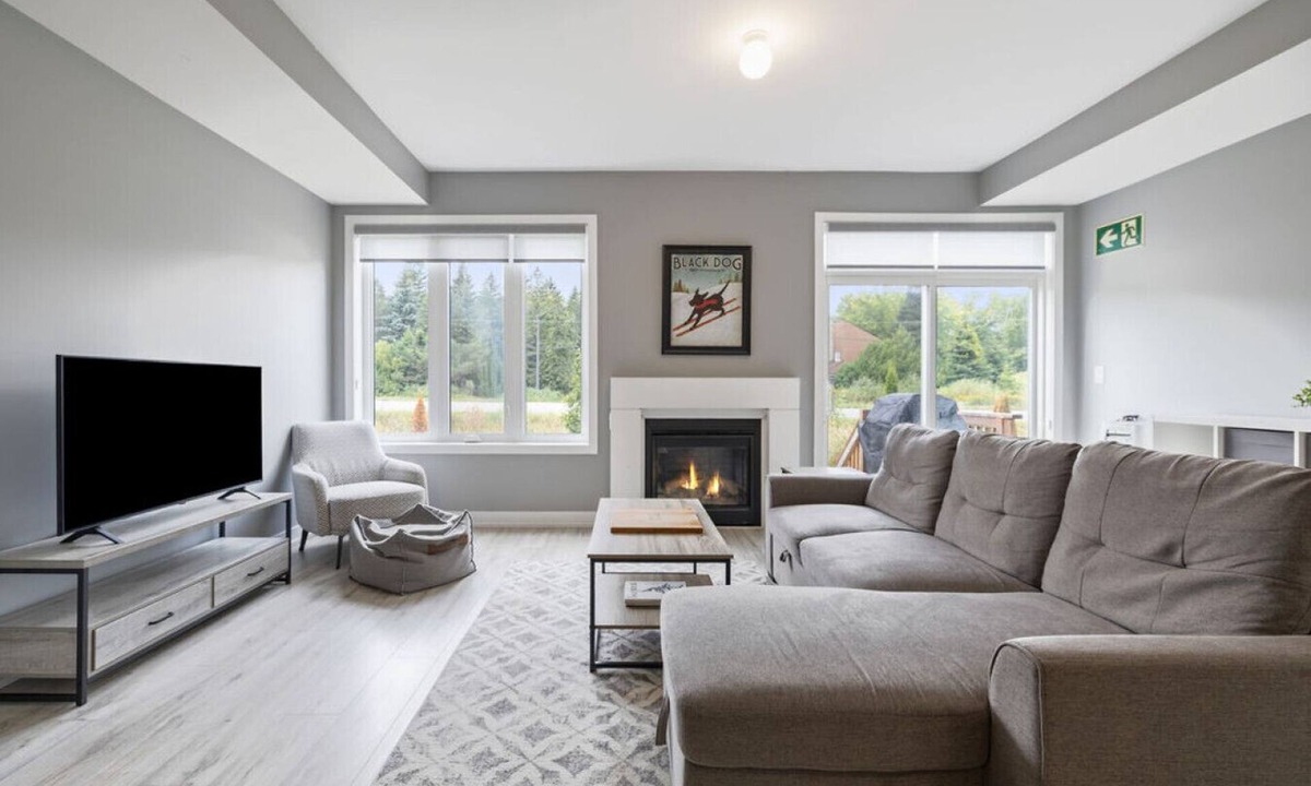 The Blue Mountains Villa | Crosswinds Retreat: Steps to Blue Mtn for 8 Guests