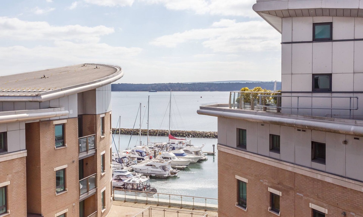 Poole Apartment | Crow's Nest - Directly on Poole Quay