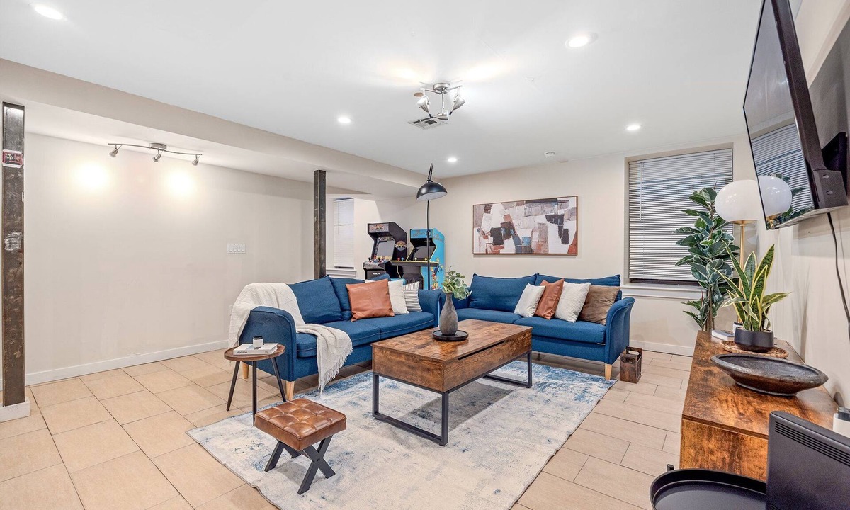 Crown Heights Apartment | Crown Heights 6BD Haven w/Arcade Games for 16