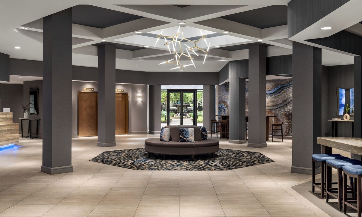 Edison Hotel | Crowne Plaza Edison by IHG