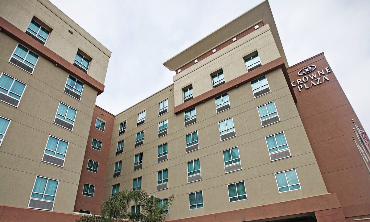 The Villages Apartment | Crowne Plaza Houston Galleria Area, an IHG Hotel