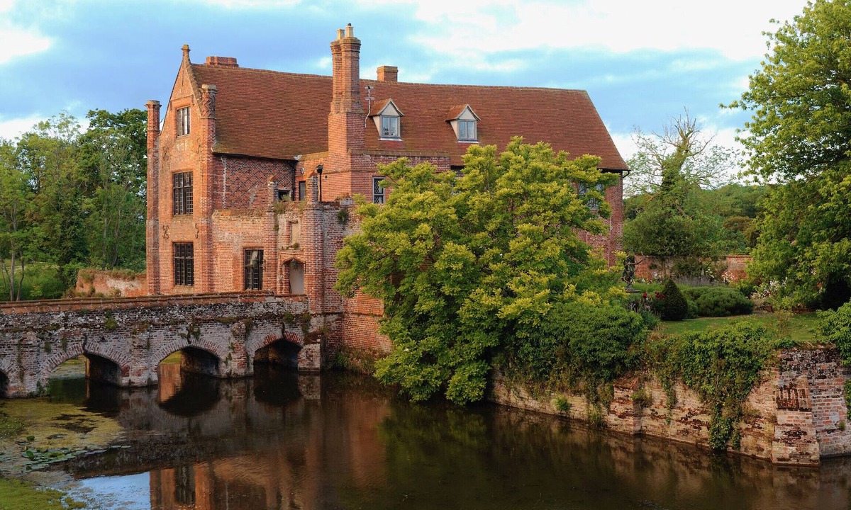 Stowmarket House | Crows Hall - Five Bedroom House, Sleeps 10