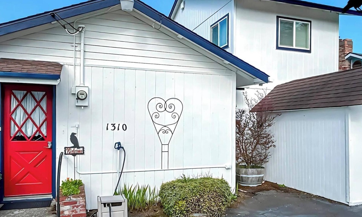 Port Angeles House | Crows Nest Charming Vintage Retreat, Harbor View