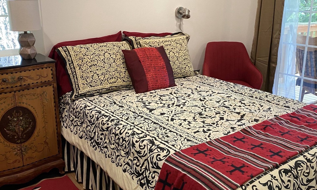 Suquamish Cottage | Crow’s Nest Studio-Cosy Getaway in the Woods