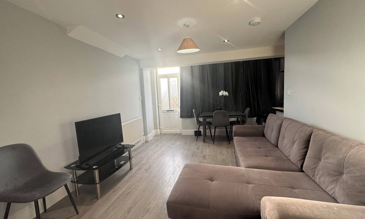 West Thornton Apartment | Croydon Uni London House