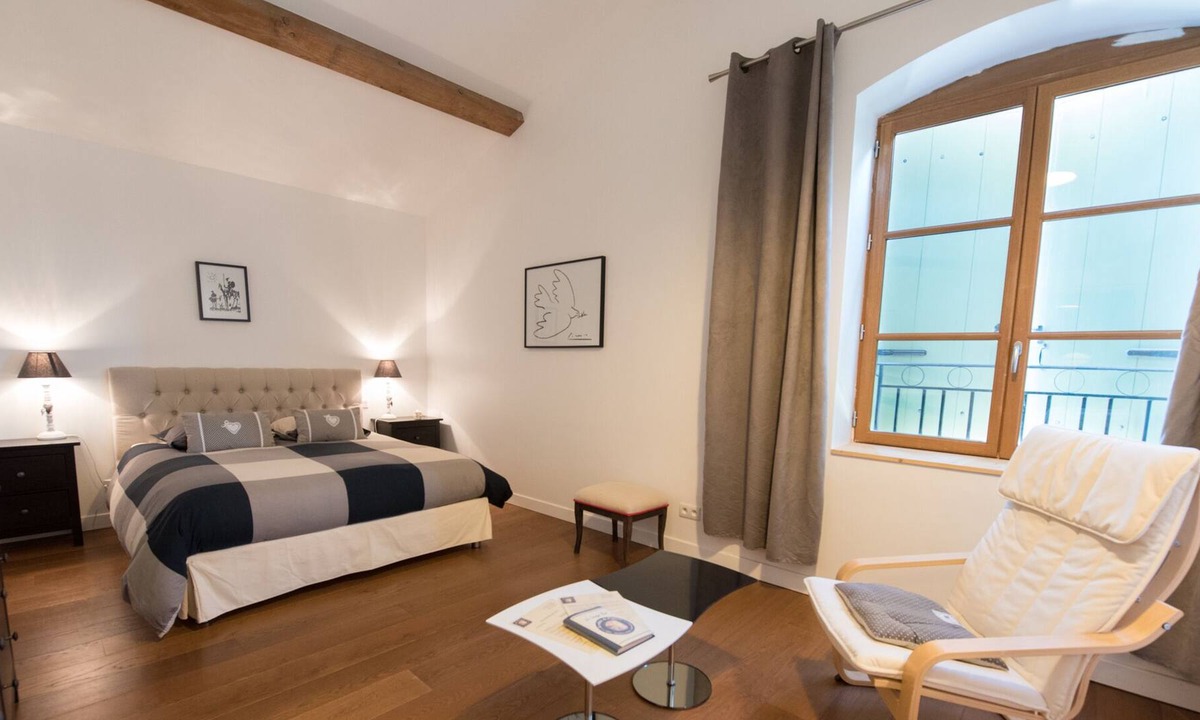 Ouveillan House | Crusade family suite