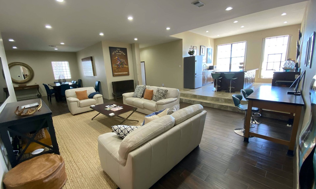 Abilene House | Crusoe Peeps- 3 KING/1 Queen Weekly tidy up! 3,000 sq ft