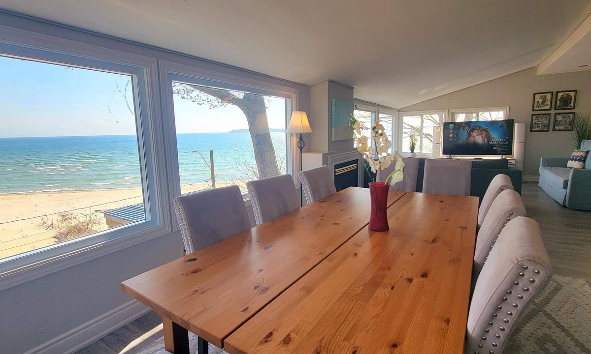 Ontario House | Crystal Beach Waterfront Cottage - Sunset Views!