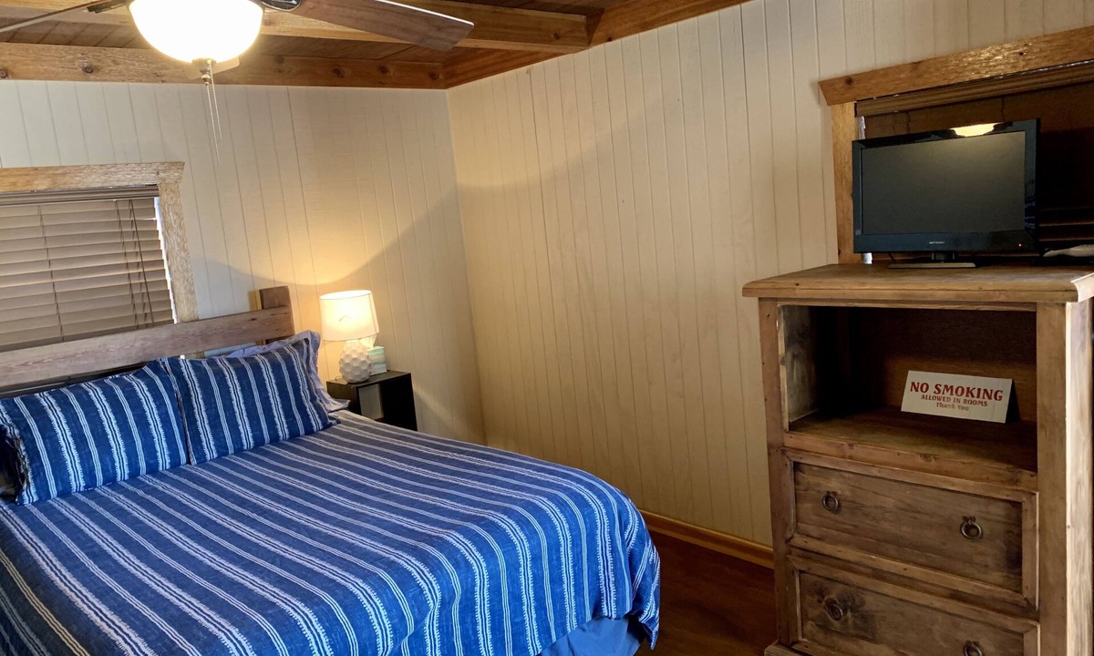 Dimmit County Cabin | Crystal cabin. Comfortable quiet cabin 8 miles outside Carrizo Springs.