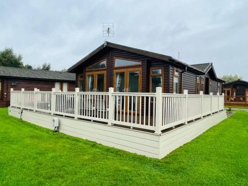 Malton House | Crystal Lodge with Hot Tub