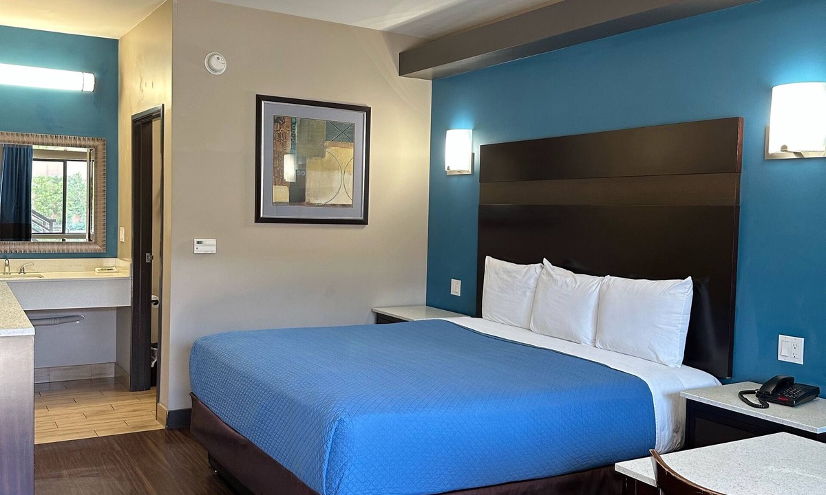 Maywood Hotel | Crystal Palace Inn