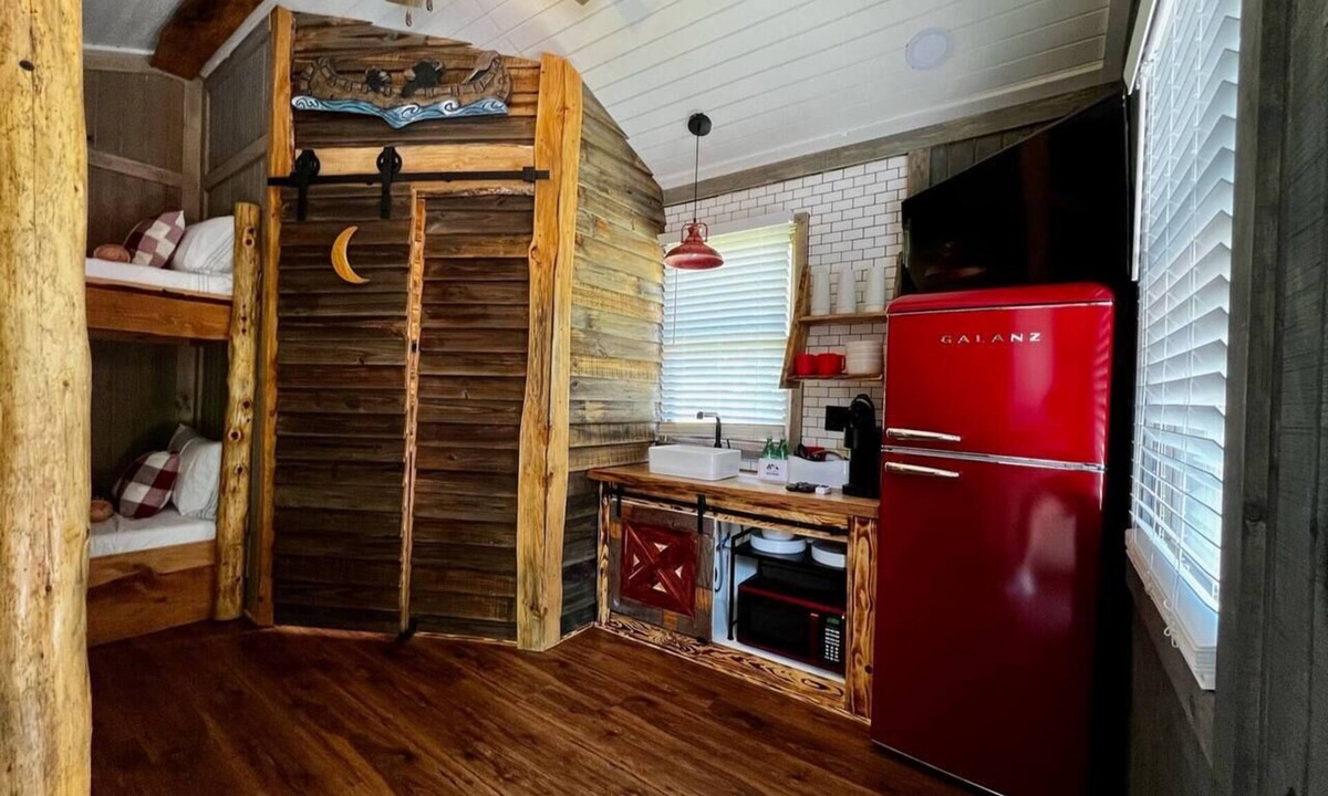 Hot Springs Cabin | Cub Cabin Bunkhouse - Tiny Home Vibes