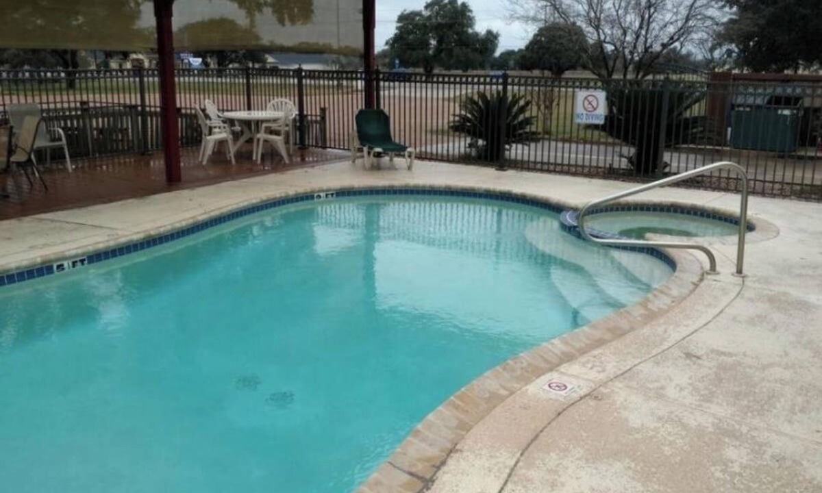 Cuero Hotel | Cuero Stay with Prime Location – Close to Highways & Local Hotspots, w/Parking