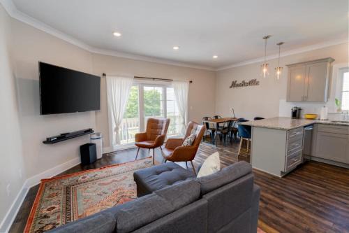 Lakewood House | Cumberland Emerald - Walk to Dining