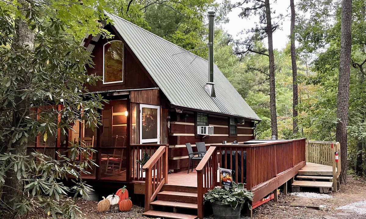 Tellico Plains Cabin | Cupid’s Cove Cabin Romantic Getaway - Hot tub under the stars