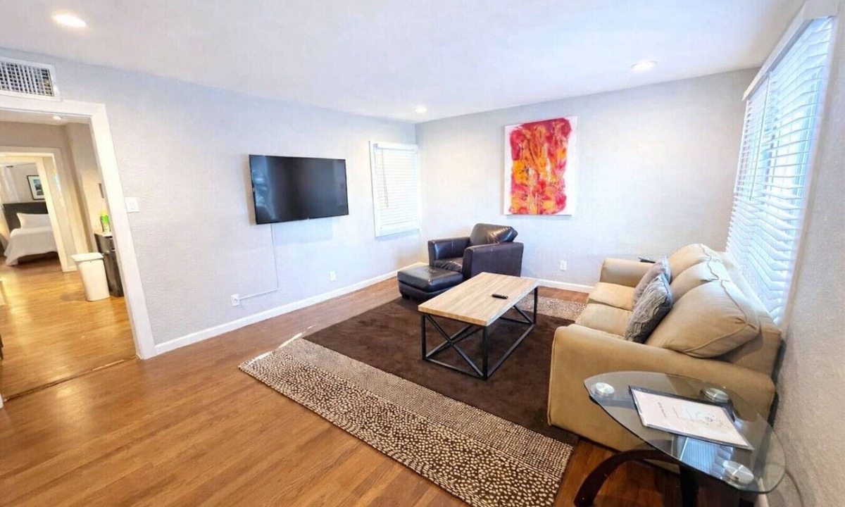 Kessler Apartment | Curated Local Art Retreat, Steps from Bishop Arts
