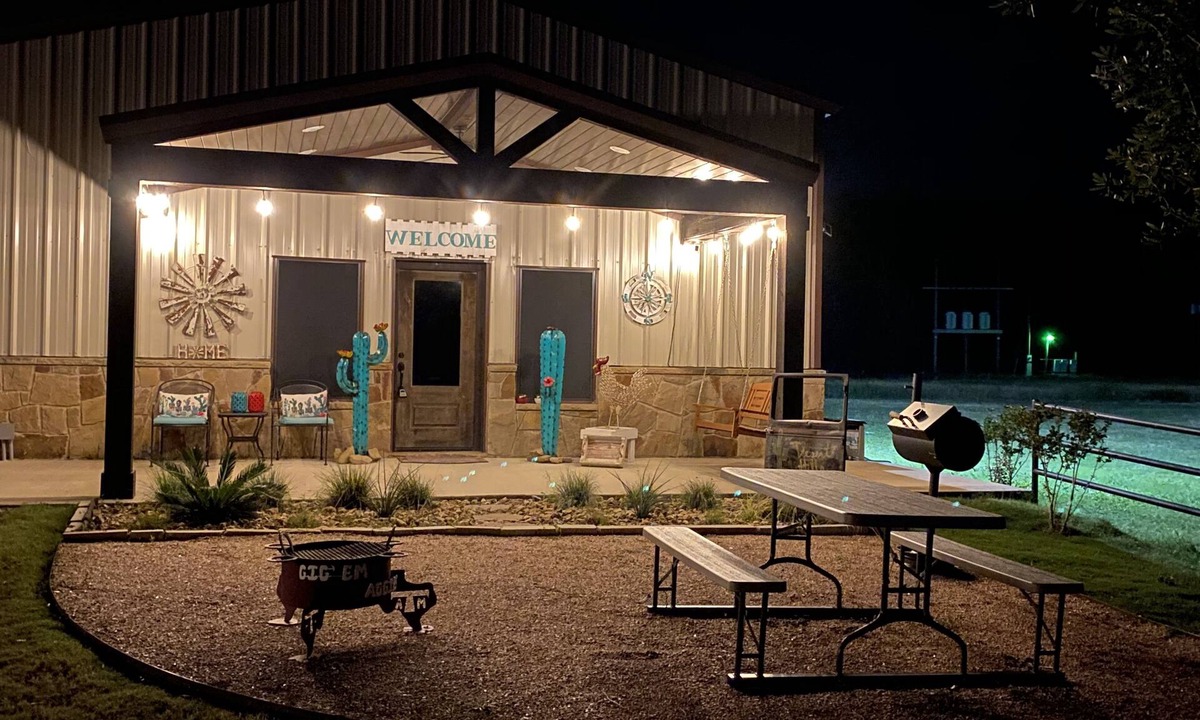 Caldwell House | Custom Barndominium Perfect For Romantic Getaways, Lake or Family Vacations