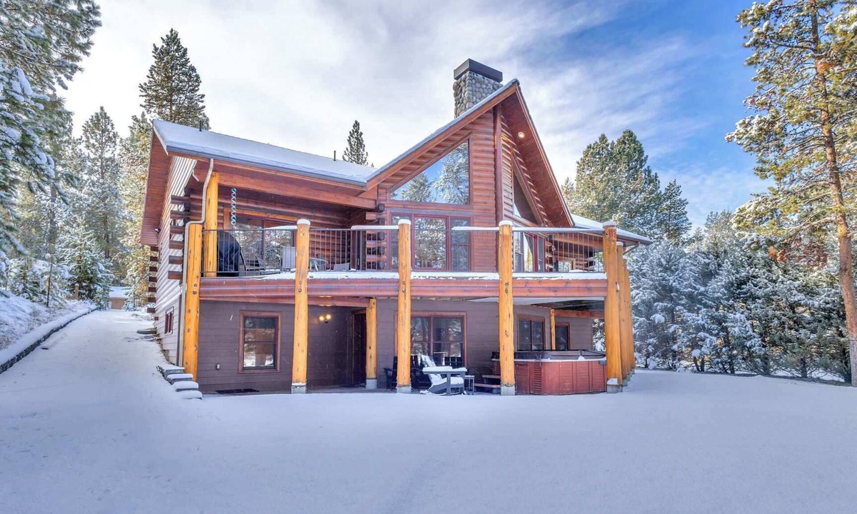 Oregon Water Wonderland Cabin | Custom Built Log Cabin Deschutes River, floating