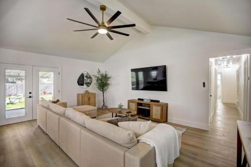 North Austin Civic Association House | Custom Designer Home. Sleeps 9. Close to domain Q2