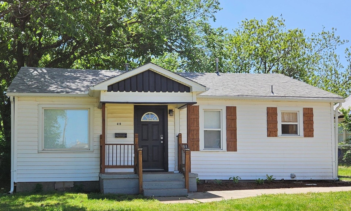 Shawnee House | Cute 2-bedroom Farmhouse Style House near OBU in Shawnee!
