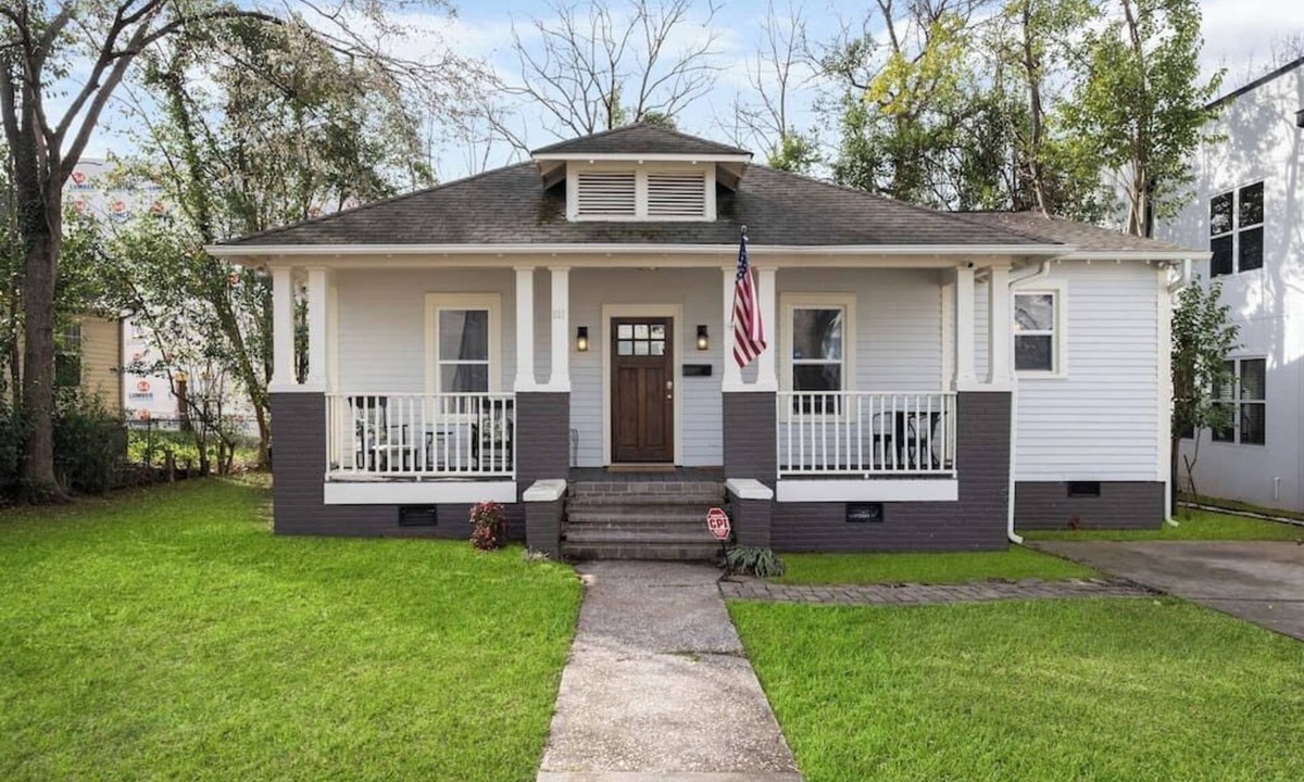 Charlotte House | Cute 3 Bed Bungalow Blocks from Downtown