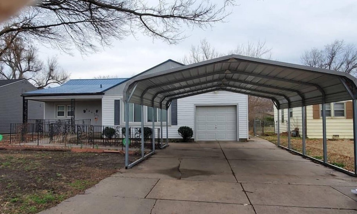 Wichita House | Cute 3BR 3BA Handicap Acc BR and BA WIFI SMART TV