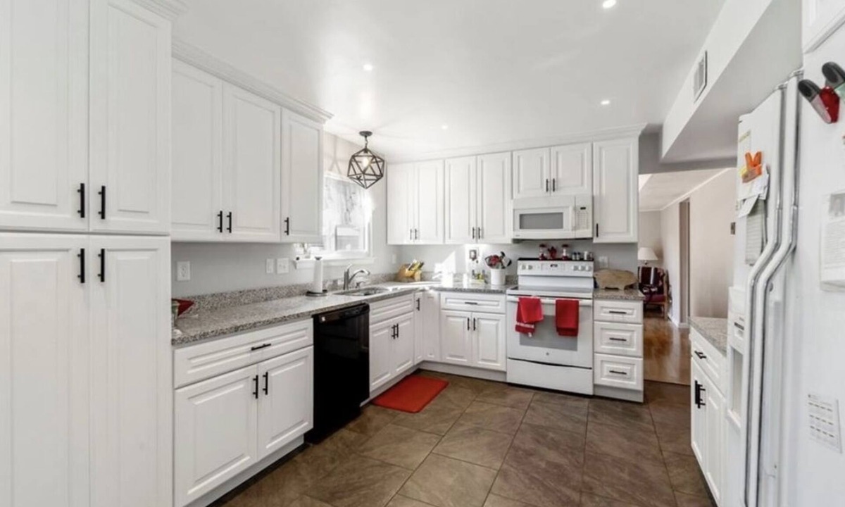 Virginia Beach House | Cute 4 bed/2.5 bath Home w/Pool - Sleeps 12! 30 night min