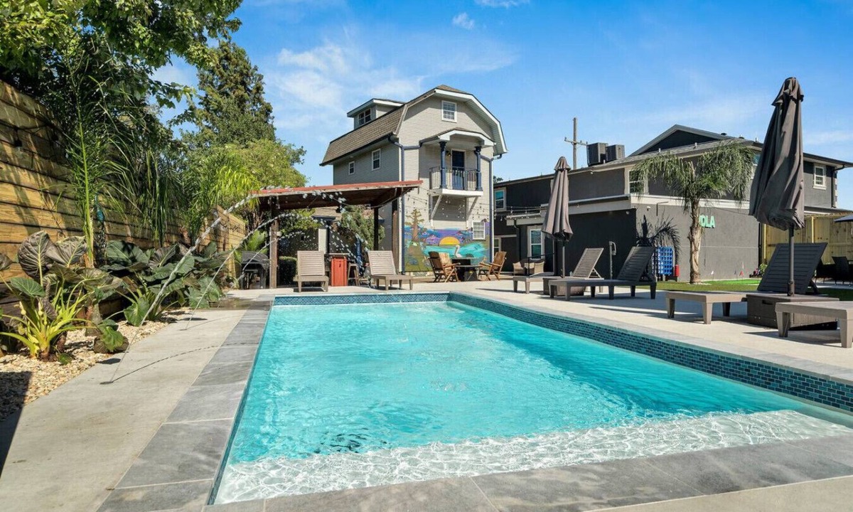 Tulane - Gravier Bed & Breakfast | Cute and Cozy One Bedroom in Hotel with Shared Pool and Hot tub