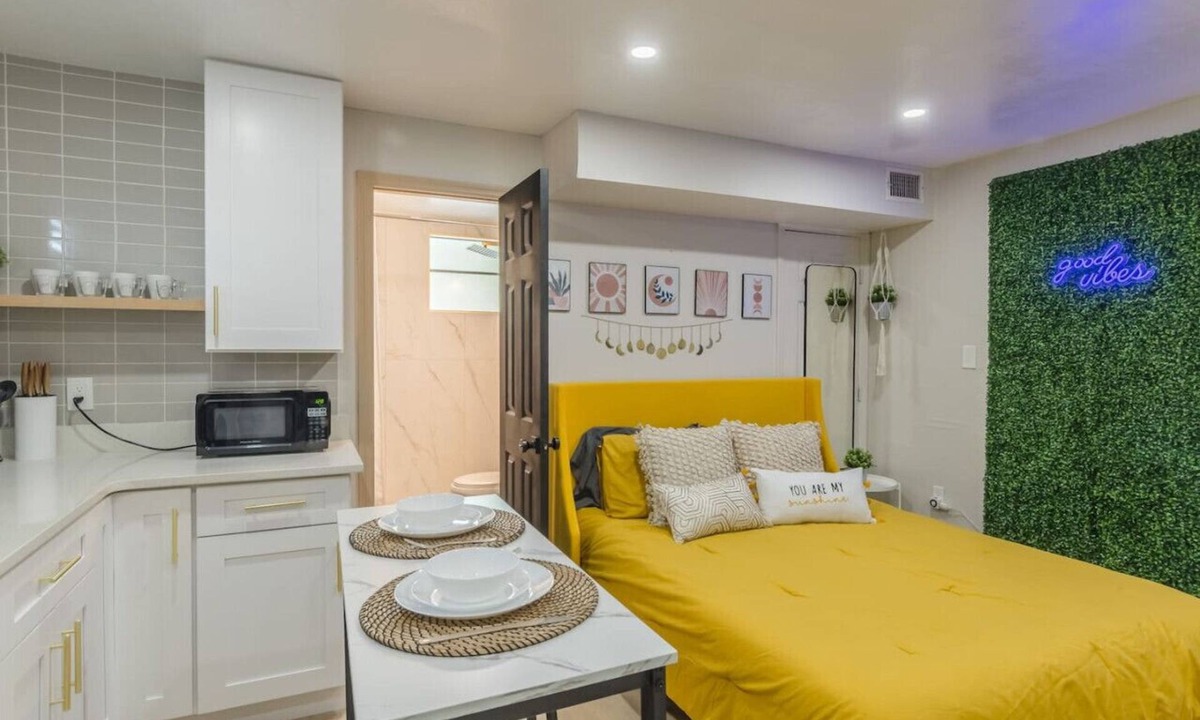 Northeast Orlando House | CUTE and COZY studio w/jacuzzi!