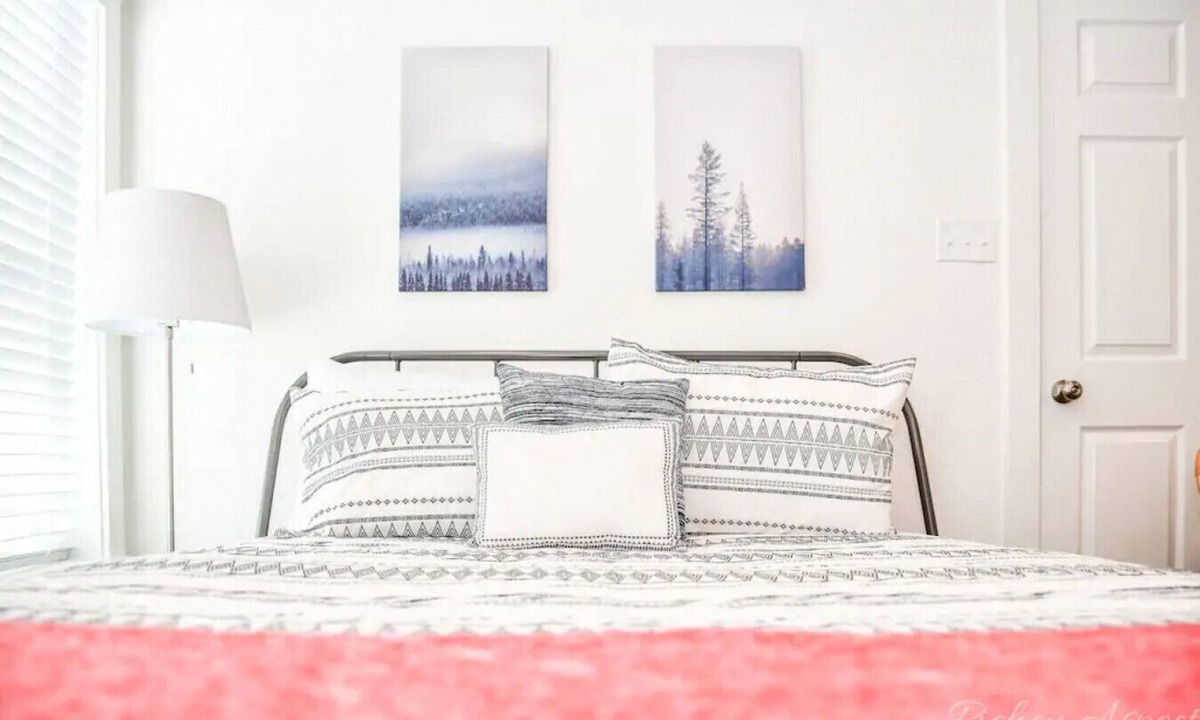 Austin Ave. Apartment | Cute and Cozy Waco Studio