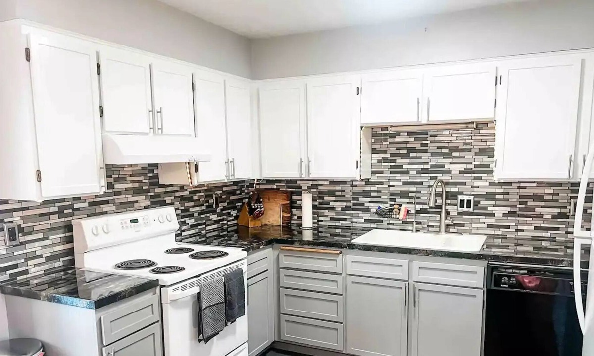 Prineville House | Cute and Updated Downtown Duplex