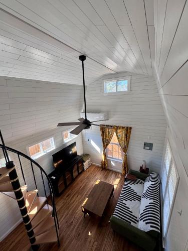 Jefferson House | Cute Barn Guesthouse - Minutes from Downtown and major Attractions