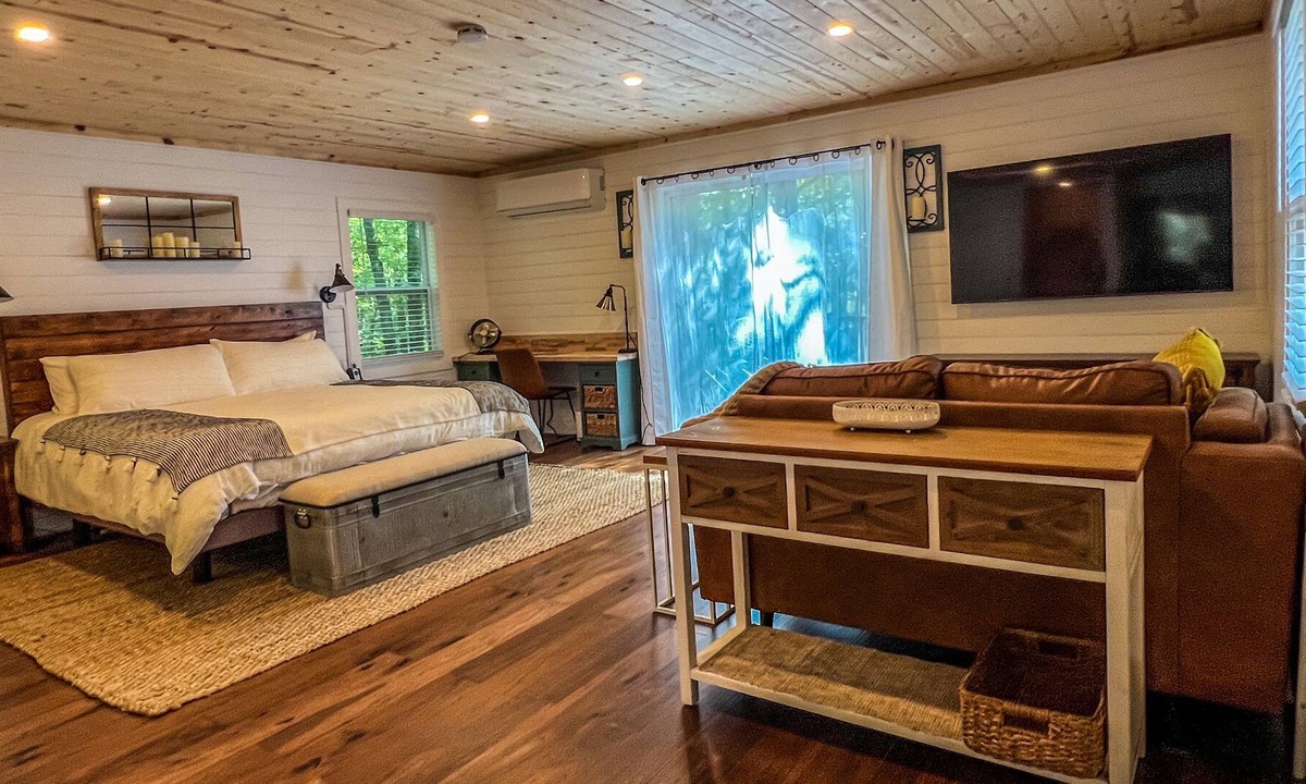 Hampton Cottage | Cute, boho cottage in peaceful forest setting