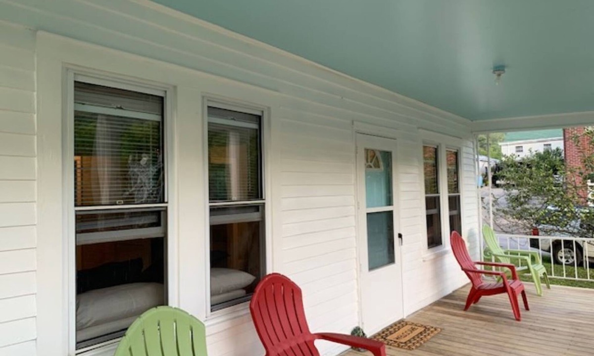 Lockbridge House | Cute Bungalow in NewRiver Gorge National Park(sleeps 6, pet friendly)