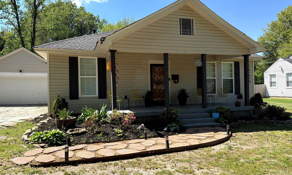 Whitehaven House | Cute bungalow located in Whitehaven near Elvis's mansion & Beale St.
