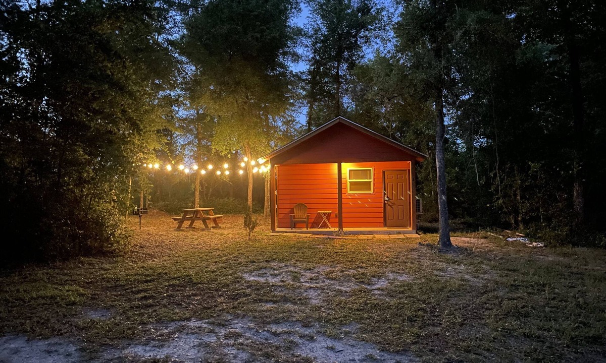 Fort White Cabin | Cute cabin sleeps 5 !