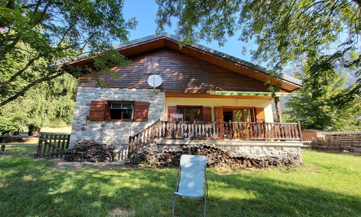 Valdeblore Ski Chalet | Cute chalet surrounded by trees