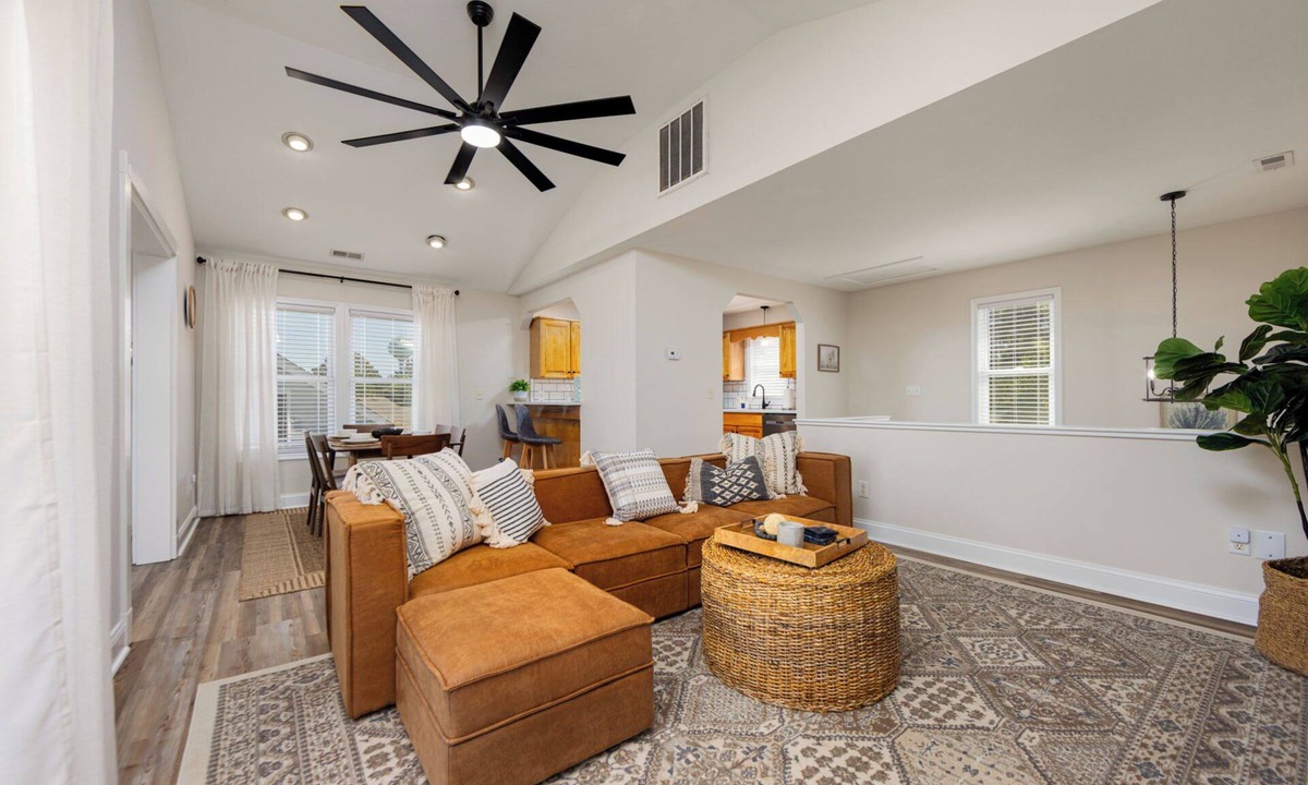Colington House | Cute & Clean Canalfront | 6 guests | Hot tub