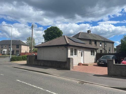 Bathgate Villa | Cute Cottage Central Bathgate