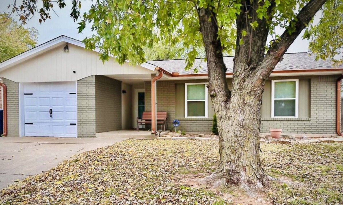 Yukon House | Cute cottage just off I40, Kilpatrick Turnpike and near Crest