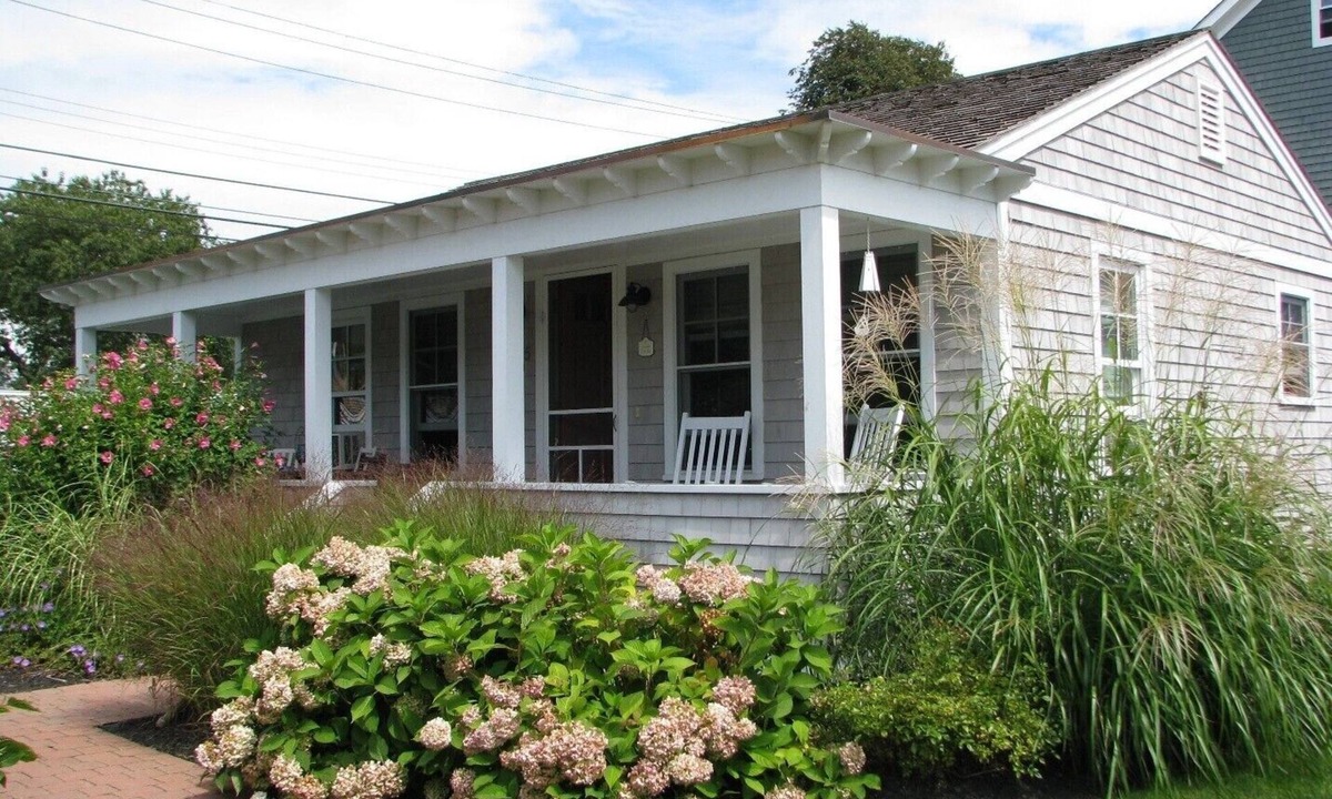 Easton's Point Cottage | Cute cottage located between First and Second Beaches.