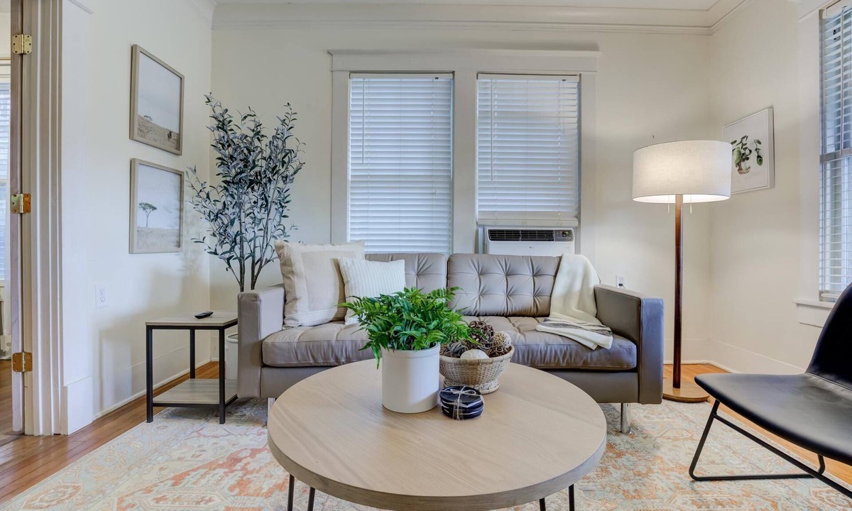 East Memphis Cottage | Cute Cottage, Walk to Overton Park & Memphis Zoo