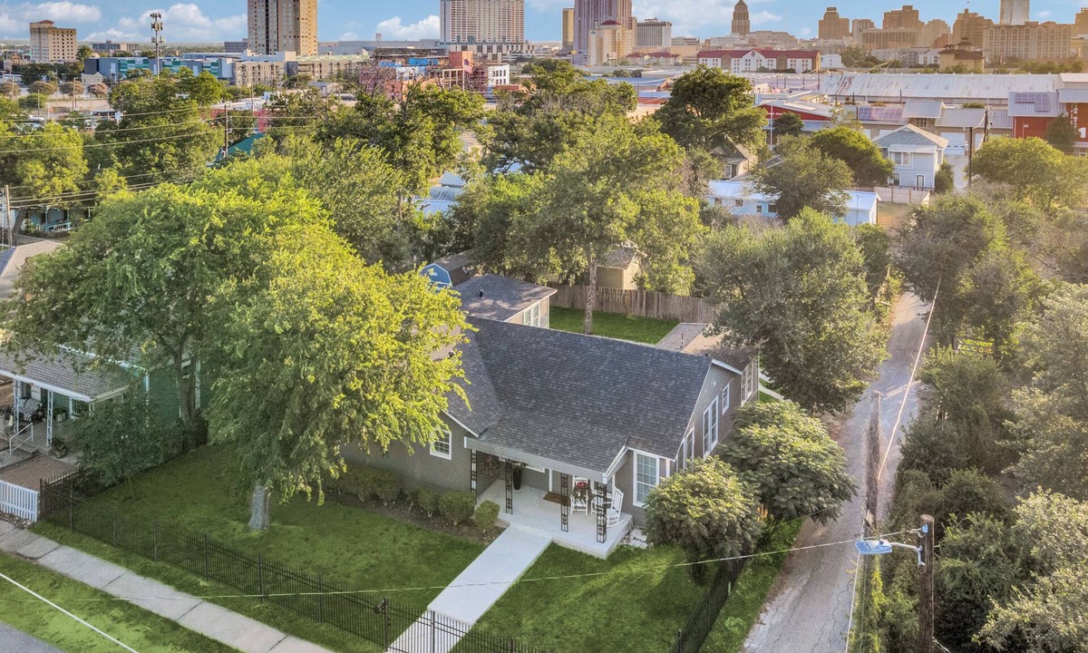 Near East Side House | Cute & Cozy 4BR home in Historic Downtown SA