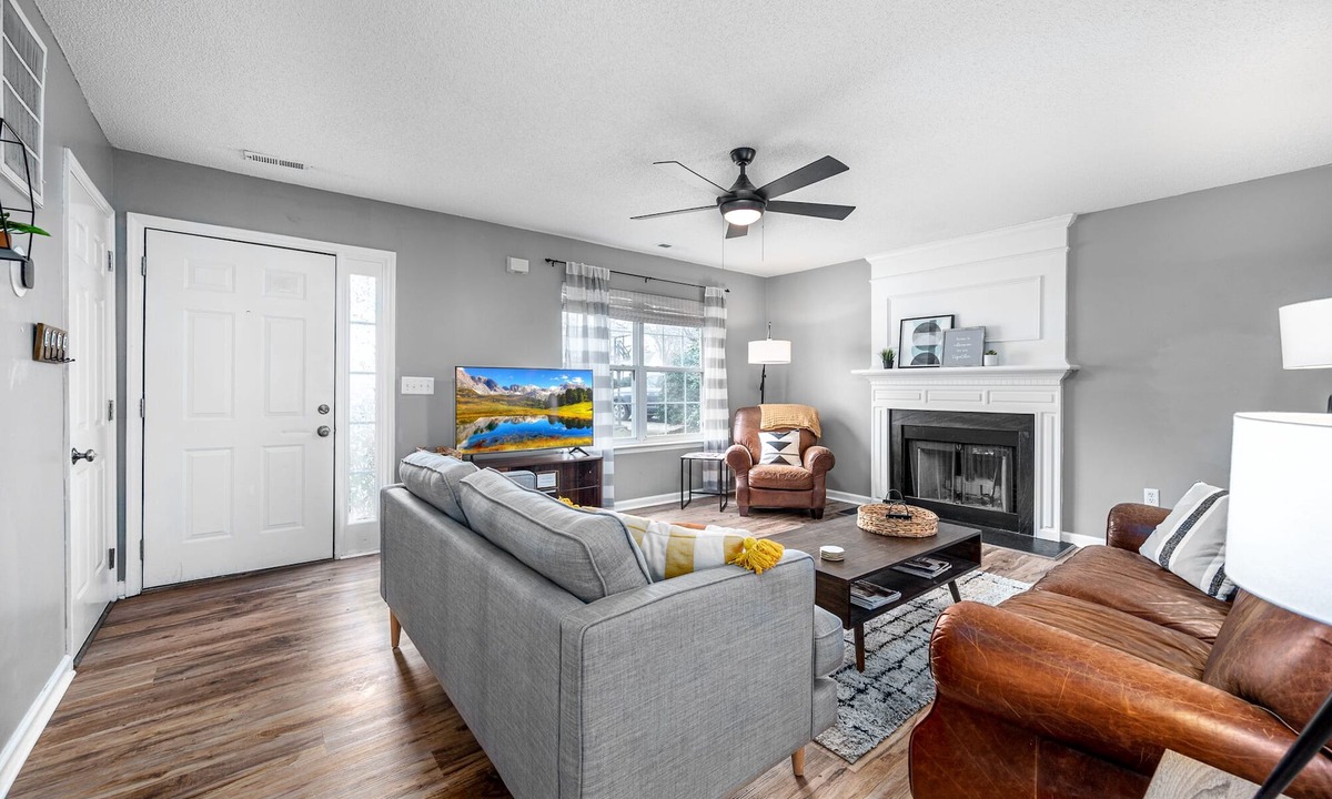 Durham House | Cute, Cozy, Comfy pet friendly 4 Bedroom with Fenced yard!n
