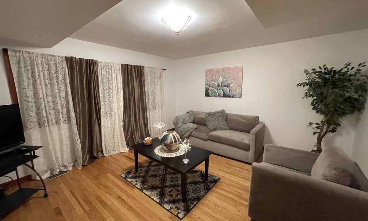 Budlong Woods Apartment | Cute, Cozy, Elegant Budlong Woods