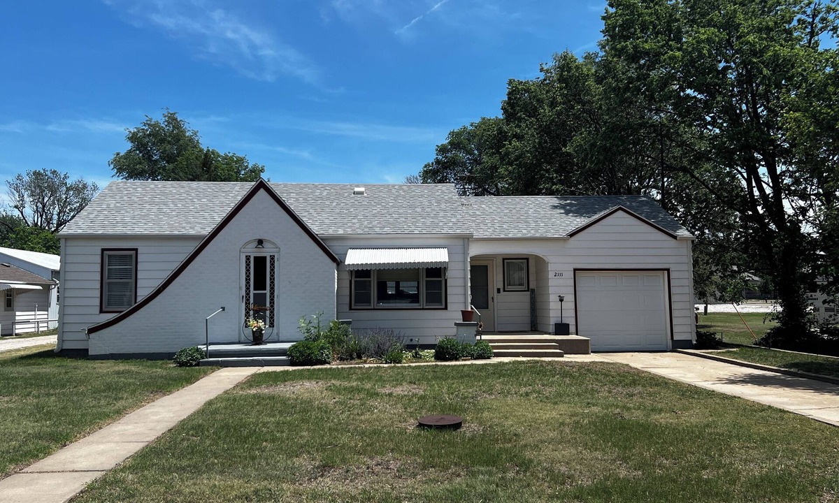 Ellsworth County House | Cute cozy full home fenced back yard spacious parking near lake