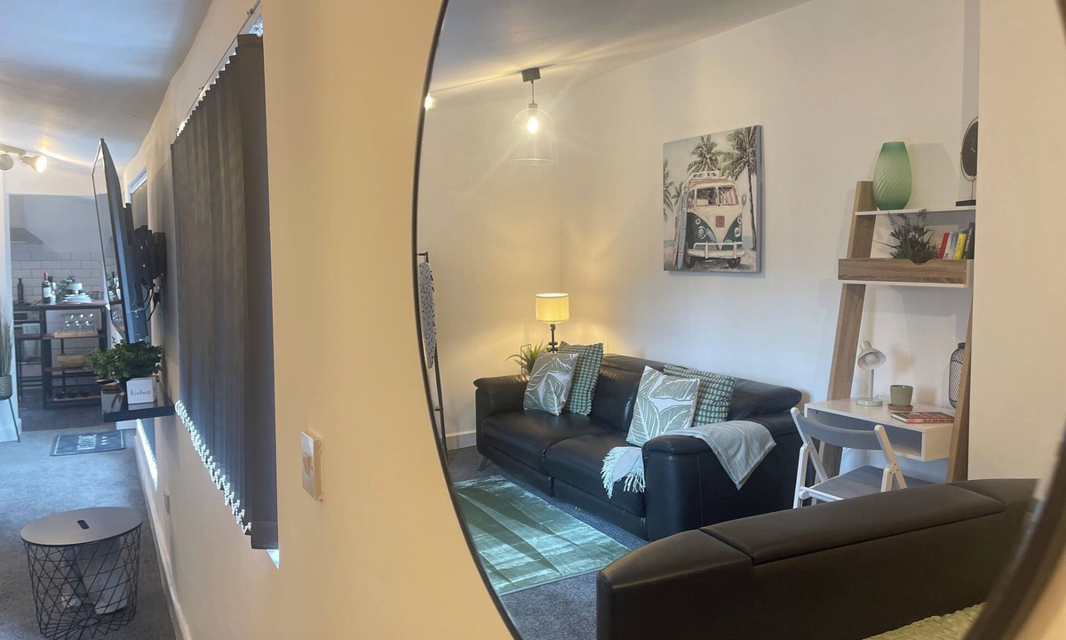 Wolverhampton Apartment | Cute+cozy Guesthouse for 2 +secure Offroad Parking