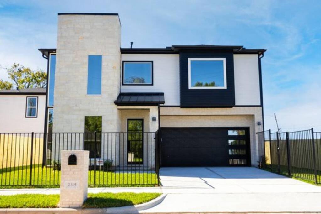 Northside House | Cute Cozy house close to major sporting events and restaurants